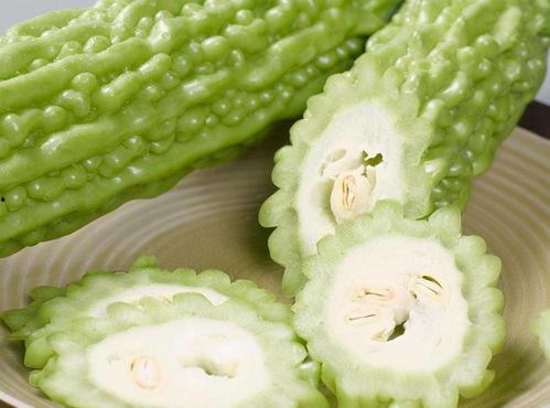 万象汇4号楼打糍粑吃瓜,传统糍粑美食与夏日清凉瓜果的完美邂逅”